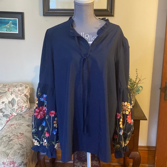 ❤️ NWOT Boho Blue Blouse with embroidered flowers ❤️ - Picture 1 of 5